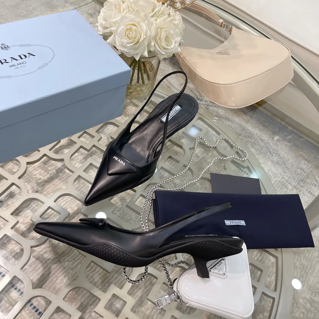 💕💕Factory direct selling price p480💕💕 Women's shoes factory 💕💕Factory direct selling price pRADA ²⁰²² Prada's new spring and summer products are coming with strength! ❣️The same sandals as the popular superstar Jin Chen, a fashionable and versatile nice item. The rubber compartment sole of this shiny leather back strap high-heeled shoe wraps the upper. It reinterprets 💕💕factory direct price prada’s archive design, creating a mixed style that combines a soft pointed silhouette with sporty elements. The unique comma heels of the 2021 spring and summer series highlight the retro style. The brand's iconic triangle has been given a new look, transformed into micro-lined leather details on this shoe, breathing new life into the brand's traditional elements. This year’s theme is not to be defined, embodying texture through simplicity💛From thick-soled sneakers to sawtooth short boots to 2021 kitten heels, everything reveals a must-have momentum... Combining gentleness and handsomeness, kitten heels are the finishing touch for little women❤️ ⚛Upper: top-grade open-edge beaded cowhide/imported silk ➕Screen-printed triangular leather logo ⚛Inner: sheepskin lining ⚛Outsole: Rubber compartment sole and optical pattern sole pattern ⚛Heel height: 3cm ⚛Size: 35-39 (customized sizes 34, 40, 41 are non-returnable and non-exchangeable)